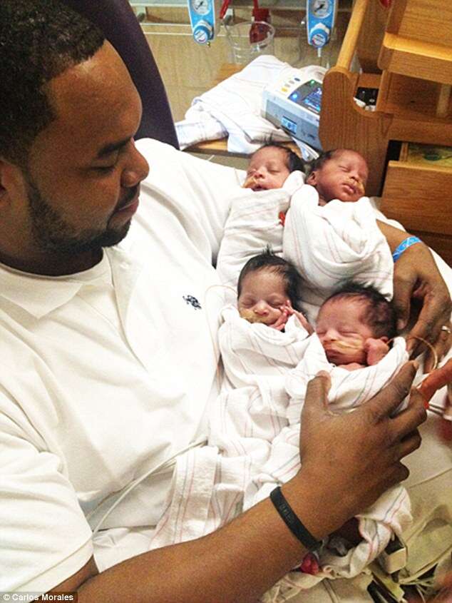 Momento comovente mostra pai embalando quadrigêmeos recém-nascidos após sua esposa falecer durante o parto