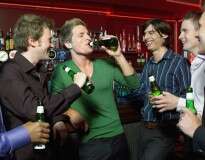 Pesquisa revela que sair para beber acompanhado dos amigos aumenta as chances de ressaca