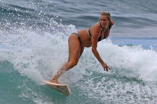 Mulher que perdeu braço após ataque de tubarão continua surfando mesmo grávida de 6 meses