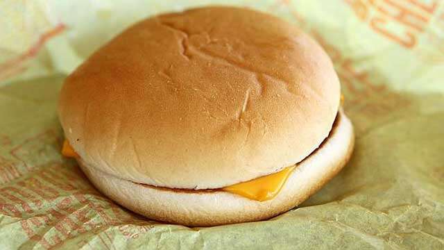 Homem com enorme vontade de comer cheeseburger salta de carro em movimento após motorista recusar leva-lo a lanchonete