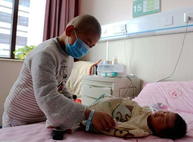 Pais dão à luz bebê para salvar outro filho com leucemia