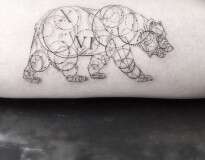 Tatuador chama atenção com tatuagens em formatos geométricos