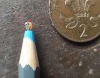 Artista cria esculturas em miniatura na ponta de lápis