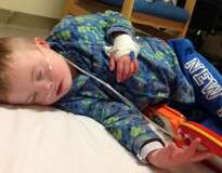 Criança com síndrome de Down, autismo e epilepsia é obrigada a dormir no chão de hospital por falta de leitos