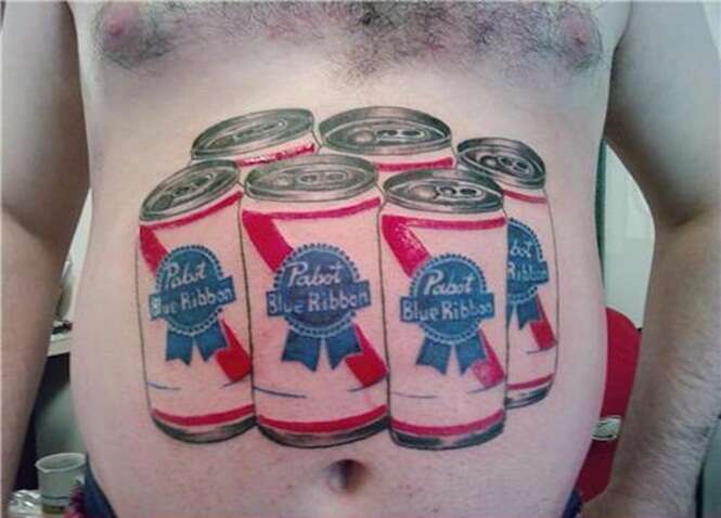 Os gordinhos que provam que a barriga de cerveja é ótima para uma tatuagem