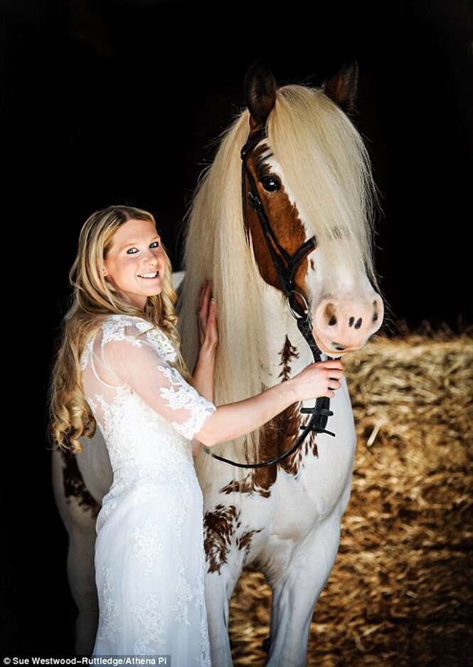 Mulher entra em seu casamento montada de cavalo após salvá-lo da morte e se tornarem amigos inseparáveis