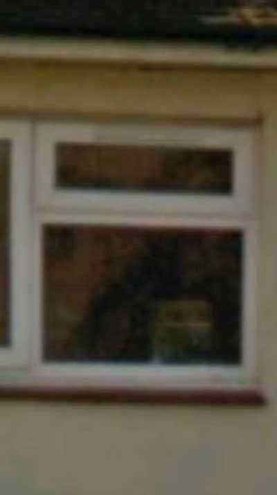 Mulher fica chocada ao ver imagem de fantasmas de seus pais em janela