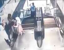 Vídeo mostra momento em que criança cai de escada rolante e morre em shopping na Malásia
