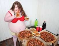 Modelo obesa é considerada musa sensual por seguidores ingerindo até 10 mil calorias diárias