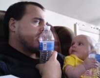 Pai ensina bebê a morder garrafa plástica e vídeo bomba na web