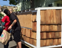 Homem constrói mini casa para moradora de rua usando materiais descartados após ela lhe pedir ajuda