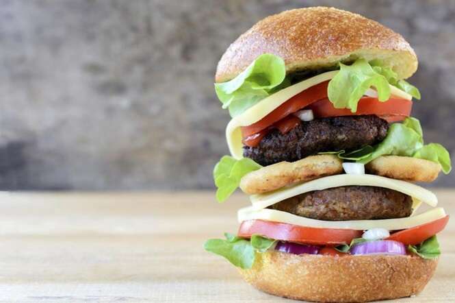 De acordo com estudo, comer alimentos gordurosos pode causar depressão