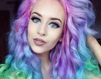 Cabelo arco-íris se torna tendência entre as mulheres