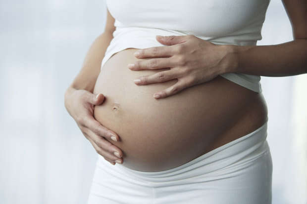 Mulher engravida usando preservativos, tenta abortar com pílula e até com cirurgia e meses depois descobre que ainda está grávida