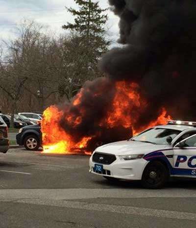 Homem usa álcool para matar insetos e acaba incendiando seu carro e mais três veículos