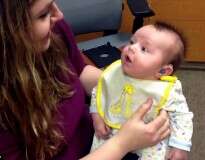 Bebê de quatro meses escuta voz da mãe pela primeira vez graças a aparelhos auditivos