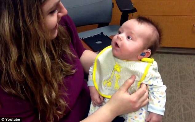 Bebê de quatro meses escuta voz da mãe pela primeira vez