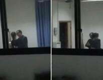 Professor é demitido após ser filmado abraçando e beijando aluna