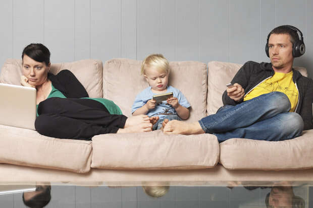 Cientiestas afirmam, usar celular enquanto assiste a TV causa mais danos ao cérebro do que ser apedrejado
