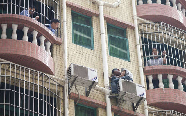 Ladrão determinado a não se entregar passa mais de 40 horas sentado do lado de fora de prédio