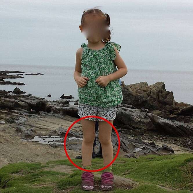 Imagem intrigante de fantasma atrás de menina aparece em foto de família