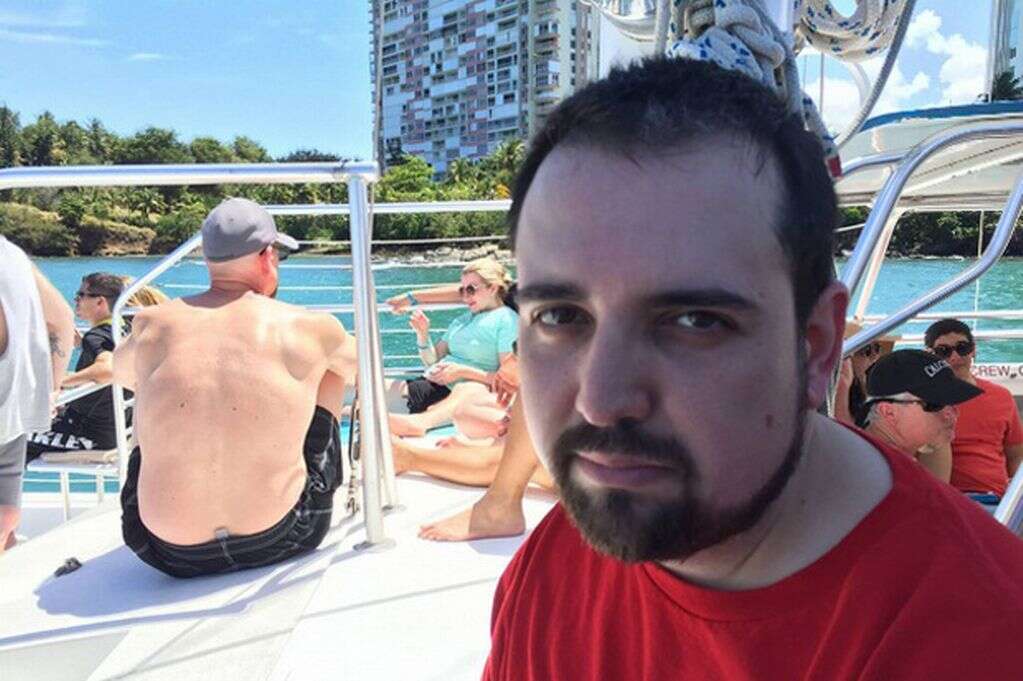 Homem é forçado a sair de férias sem levar a esposa e fotos da viagem “infeliz” se tornam virais na web