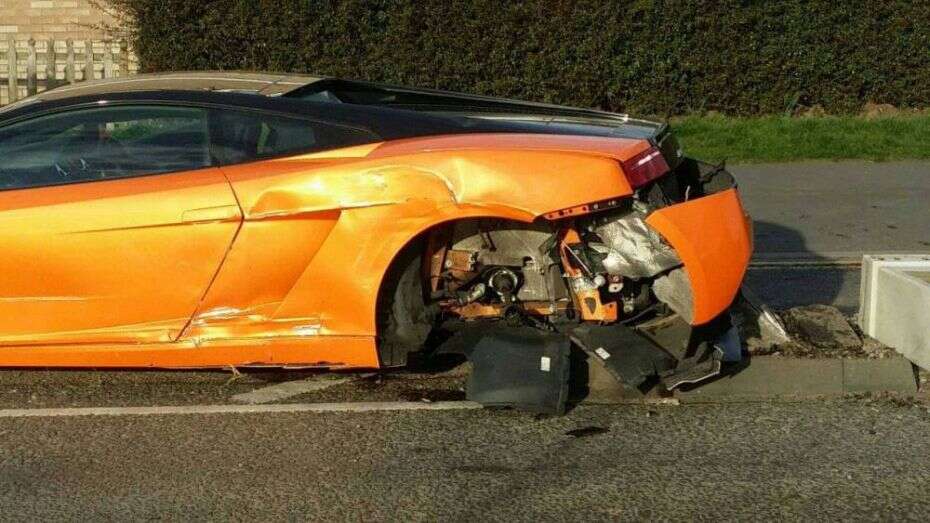 Motorista destrói Lamborghini em acidente e ri dizendo: “vou comprar outra amanhã” Motorista destrói Lamborghini em acidente e ri dizendo: “vou comprar outra amanhã”