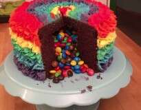 Vídeo ensina como fazer bolo divertido para as crianças repleto de balinhas M&M’s