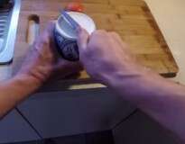 Vídeo mostra como usar caneca para afiar facas velhas