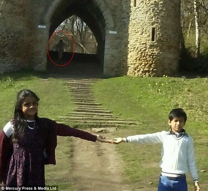 Fantasma aparece em foto capturada próxima a castelo medieval e choca família