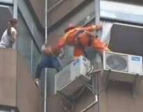 Vídeo mostra momento em que bombeiro consegue puxar mulher que ameaçava se jogar de prédio na China