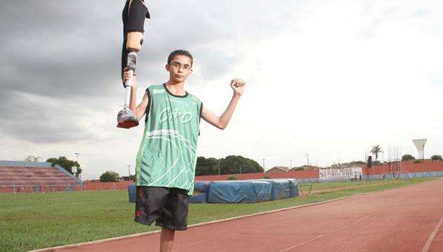 Um jovem paratleta causa comoção ao perder próteses durante prova de atletismo e terminar percurso pulando