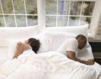 Sabia que a posição como você dorme com a pessoa amada diz se o relacionamento vai dar certo?