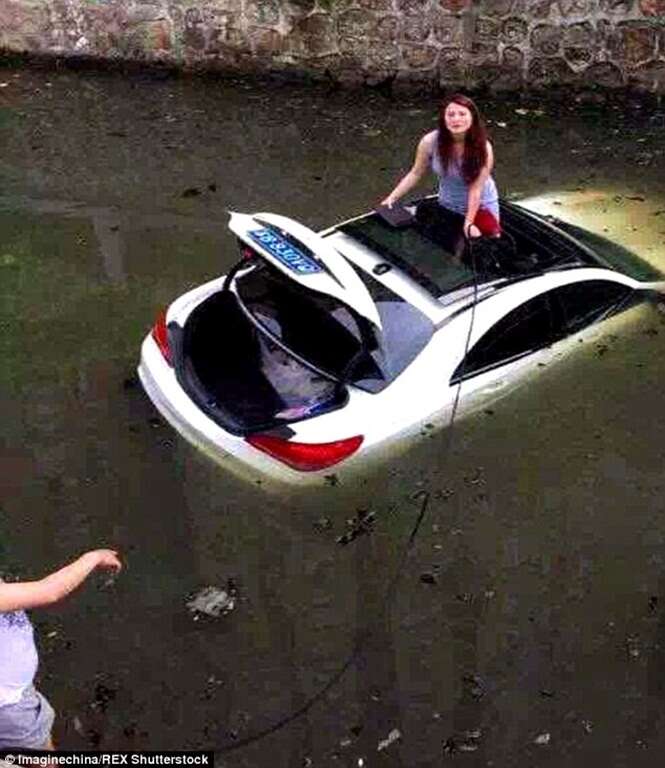 Mulher erra manobra e mergulha com carro dentro de um rio poluído