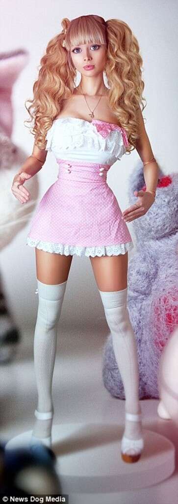 Pais criam filha como boneca Barbie desde seu nascimento