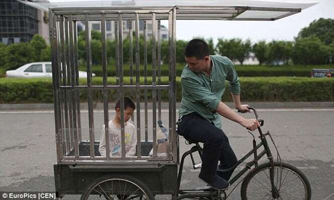 Imagens de menino de 10 anos sendo transportado em gaiola de aço causam polêmica