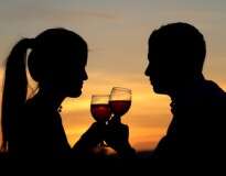 Estar apaixonado causa mesmo efeito de estar bêbado, afirma estudo