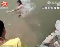 Vídeo: Menino morre enquanto amigos riem pensando que ele estava simulando afogamento