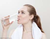 Estudiosos afirmam que água que bebemos contém urina de dinossauros