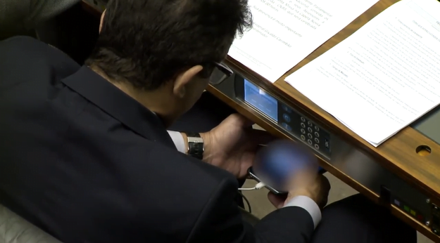 Deputado assiste vídeo com conteúdo voltado ao público adulto durante votação de reforma política