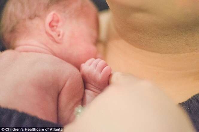 Imagens emocionantes mostram mães usando amor para salvar vida de bebês prematuros