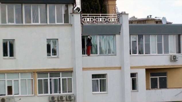 Brave Housewife Clean outside windows on 11th Floor