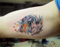 Russa faz sucesso criando tatuagens pixelizadas de animais
