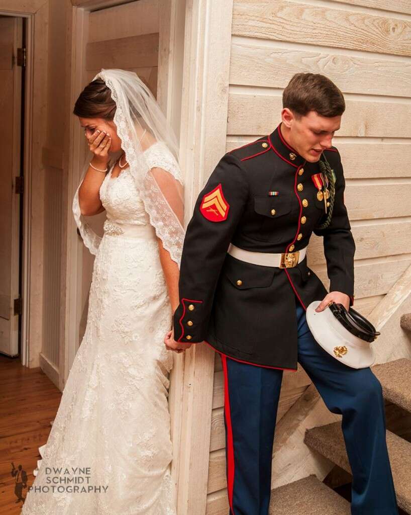 Foto incrível comove internautas ao mostrar noivos prestes a se casar orando juntos sem se ver