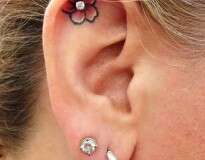 16 tatuagens criativas para se inspirar e fazer na região das orelhas