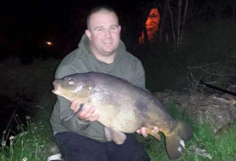 Pescador tira foto de enorme peixe fisgado e leva susto ao perceber imagem de fantasma