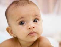 Campanha polêmica tenta arrecadar assinaturas para proibir que pais furem orelhas de seus bebês