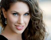 Conheça a estrela de maquiagem do YouTube que descobriu, após sofrer dores nas costas, que nasceu com duas vaginas