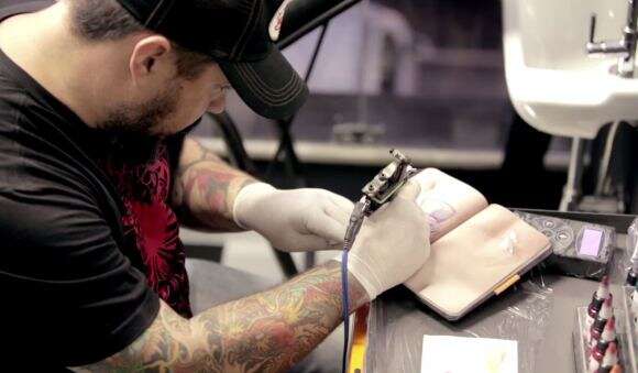 Quer virar tatuador? Treine com esse caderno que simula pele humana