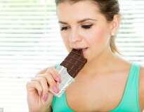 Pessoas que comem chocolate regularmente são menos propensas a sofrerem derrames ou doenças cardíacas, revela estudo